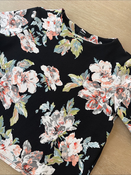 Forever 21 Tops - F21 Textured Floral Top | L